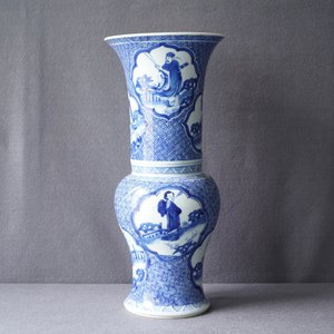 Une vase de forme yenyen en porcelaine de Chine en bleu et blanc, Kangxi — photo 15