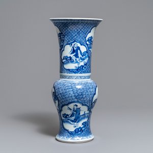 Une vase de forme yenyen en porcelaine de Chine en bleu et blanc, Kangxi — photo 4