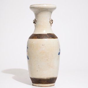 Une vase en porcelaine de Chine bleu et blanc sur fond craquelé, dit "de Nankin", 19ème — photo 3
