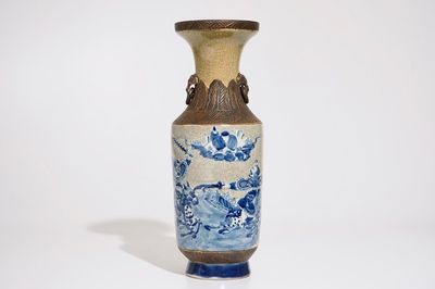 Une vase en porcelaine de Chine bleu et blanc sur fond craquelé, dit "de Nankin", 19ème
