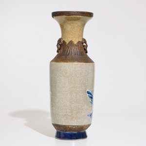 Une vase en porcelaine de Chine bleu et blanc sur fond craquelé, dit "de Nankin", 19ème — photo 3