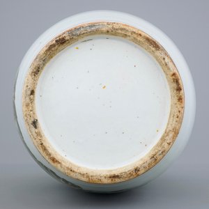 Une vase en porcelaine de Chine famille rose à décor d'un paysage, 19/20ème — photo 6
