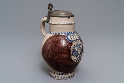 Une verseuse à couvercle en étain en grès de Westerwald, Allemagne, datée 1770
