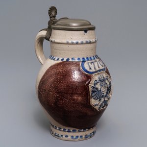Une verseuse à couvercle en étain en grès de Westerwald, Allemagne, datée 1770 — photo 1