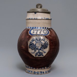 Une verseuse à couvercle en étain en grès de Westerwald, Allemagne, datée 1770 — photo 4
