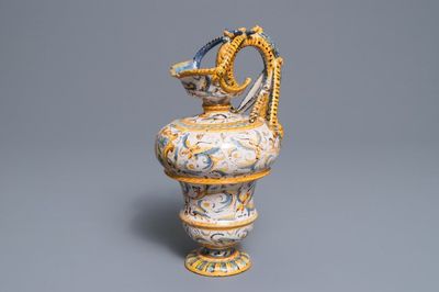 Une verseuse à décor de grotesques en majolique italienne, Caltagirone ou Deruta, 17ème