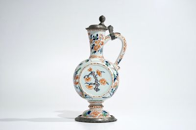 Une verseuse à décor en relief en faïence de Delft en palette cachemire, 1ère moitié du 18ème