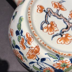 Une verseuse à décor en relief en faïence de Delft en palette cachemire, 1ère moitié du 18ème — photo 12