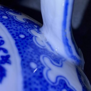 Une verseuse à deux anses en porcelaine de Chine en bleu et blanc, marque de Qianlong, 19/20ème — photo 11