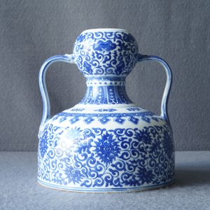 Une verseuse à deux anses en porcelaine de Chine en bleu et blanc, marque de Qianlong, 19/20ème — photo 13
