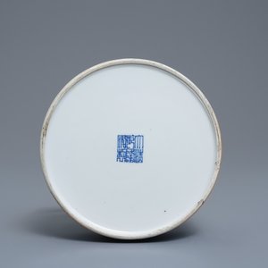 Une verseuse à deux anses en porcelaine de Chine en bleu et blanc, marque de Qianlong, 19/20ème — photo 6