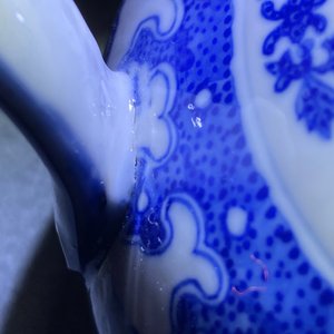 Une verseuse à deux anses en porcelaine de Chine en bleu et blanc, marque de Qianlong, 19/20ème — photo 7