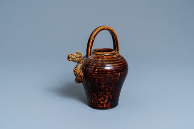 Une verseuse à émail brun à bec verseur en forme de dragon, Vietnam, 15/16ème
