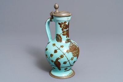Une verseuse à monture en étain à décor d'oiseaux et fleurs sur fond turquoise, Allemagne, 17/18ème
