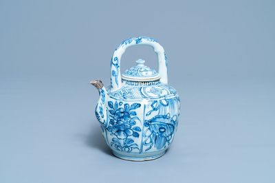 Une verseuse à vin couverte en porcelaine de Chine en bleu et blanc, Wanli
