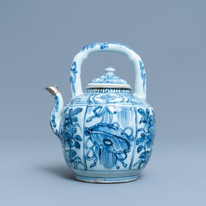 Une verseuse à vin couverte en porcelaine de Chine en bleu et blanc, Wanli — photo 2