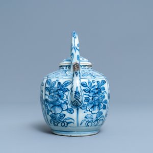 Une verseuse à vin couverte en porcelaine de Chine en bleu et blanc, Wanli — photo 3