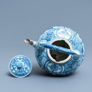 Une verseuse à vin couverte en porcelaine de Chine en bleu et blanc, Wanli — photo 6