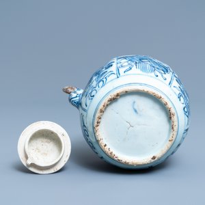 Une verseuse à vin couverte en porcelaine de Chine en bleu et blanc, Wanli — photo 7