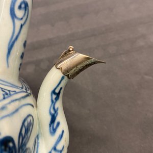 Une verseuse à vin couverte en porcelaine de Chine en bleu et blanc, Wanli — photo 8