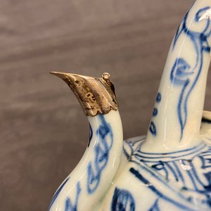 Une verseuse à vin couverte en porcelaine de Chine en bleu et blanc, Wanli — photo 9