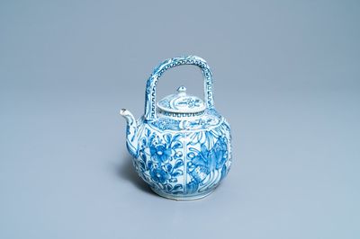 Une verseuse à vin couverte en porcelaine de Chine en bleu et blanc, Wanli