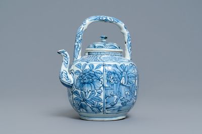 Une verseuse à vin couverte en porcelaine de Chine en bleu et blanc, Wanli