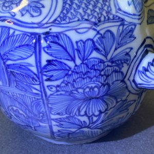 Une verseuse à vin couverte en porcelaine de Chine en bleu et blanc, Wanli — photo 13