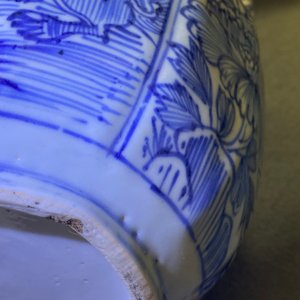 Une verseuse à vin couverte en porcelaine de Chine en bleu et blanc, Wanli — photo 17