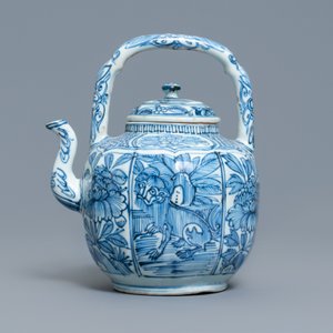 Une verseuse à vin couverte en porcelaine de Chine en bleu et blanc, Wanli — photo 2