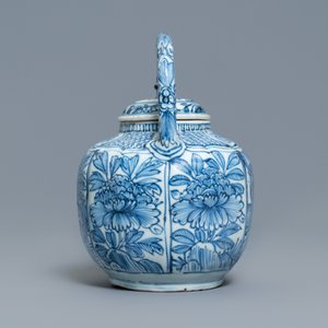 Une verseuse à vin couverte en porcelaine de Chine en bleu et blanc, Wanli — photo 3