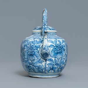 Une verseuse à vin couverte en porcelaine de Chine en bleu et blanc, Wanli — photo 5