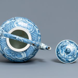 Une verseuse à vin couverte en porcelaine de Chine en bleu et blanc, Wanli — photo 6