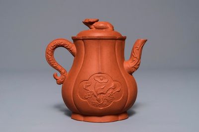 Une verseuse à vin en grès de Yixing à décor en relief, Kangxi