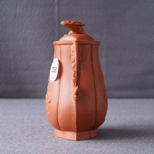 Une verseuse à vin en grès de Yixing à décor en relief, Kangxi — photo 22