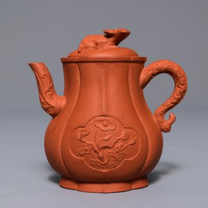 Une verseuse à vin en grès de Yixing à décor en relief, Kangxi — photo 3