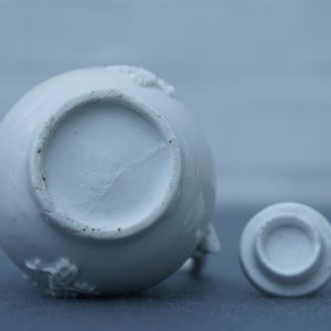 Une verseuse à vin en porcelaine blanc de Chine de Dehua à décor appliqué, Kangxi — photo 11