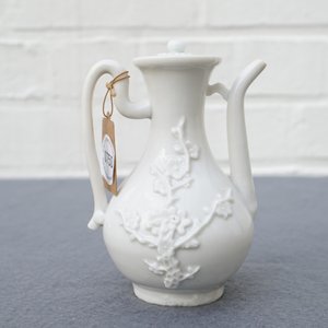 Une verseuse à vin en porcelaine blanc de Chine de Dehua à décor appliqué, Kangxi — photo 12