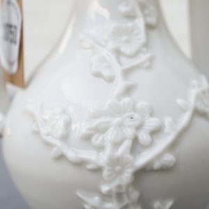 Une verseuse à vin en porcelaine blanc de Chine de Dehua à décor appliqué, Kangxi — photo 13
