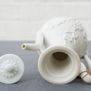 Une verseuse à vin en porcelaine blanc de Chine de Dehua à décor appliqué, Kangxi — photo 15
