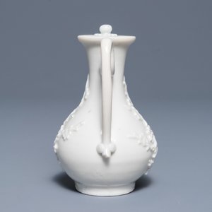 Une verseuse à vin en porcelaine blanc de Chine de Dehua à décor appliqué, Kangxi — photo 2