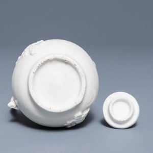 Une verseuse à vin en porcelaine blanc de Chine de Dehua à décor appliqué, Kangxi — photo 5