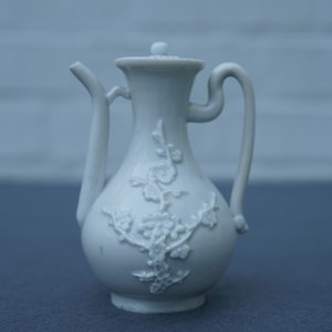 Une verseuse à vin en porcelaine blanc de Chine de Dehua à décor appliqué, Kangxi — photo 8