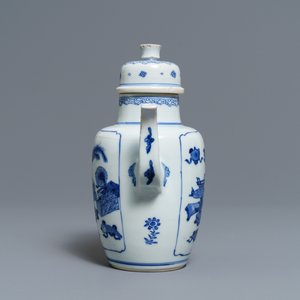 Une verseuse à vin en porcelaine de Chine bleu et blanc, Kangxi — photo 2