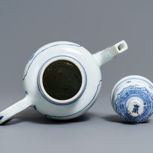 Une verseuse à vin en porcelaine de Chine bleu et blanc, Kangxi — photo 5