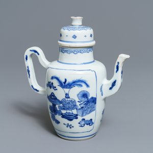 Une verseuse à vin en porcelaine de Chine bleu et blanc, Kangxi — photo 7