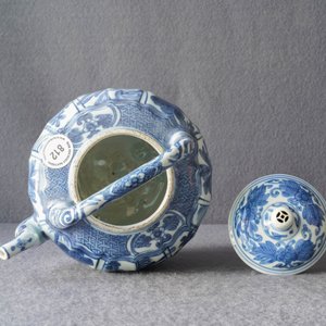 Une verseuse à vin en porcelaine de Chine en bleu et blanc, Wanli — photo 17