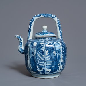 Une verseuse à vin en porcelaine de Chine en bleu et blanc, Wanli — photo 4