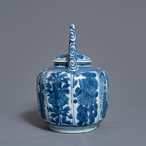 Une verseuse à vin en porcelaine de Chine en bleu et blanc, Wanli — photo 5