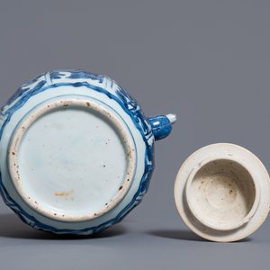 Une verseuse à vin en porcelaine de Chine en bleu et blanc, Wanli — photo 7